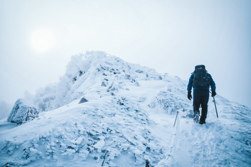 小説の最初の一文で雪山を登る男性の緊張した状況を思い浮かべる