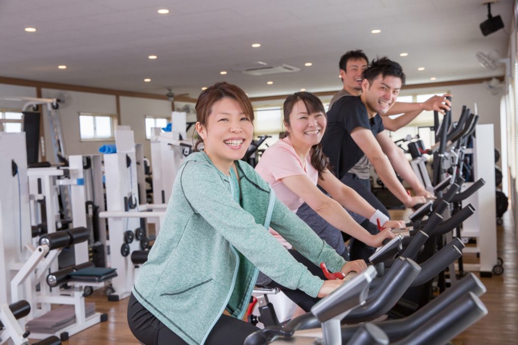 エアロバイクで運動不足解消をしている人たち