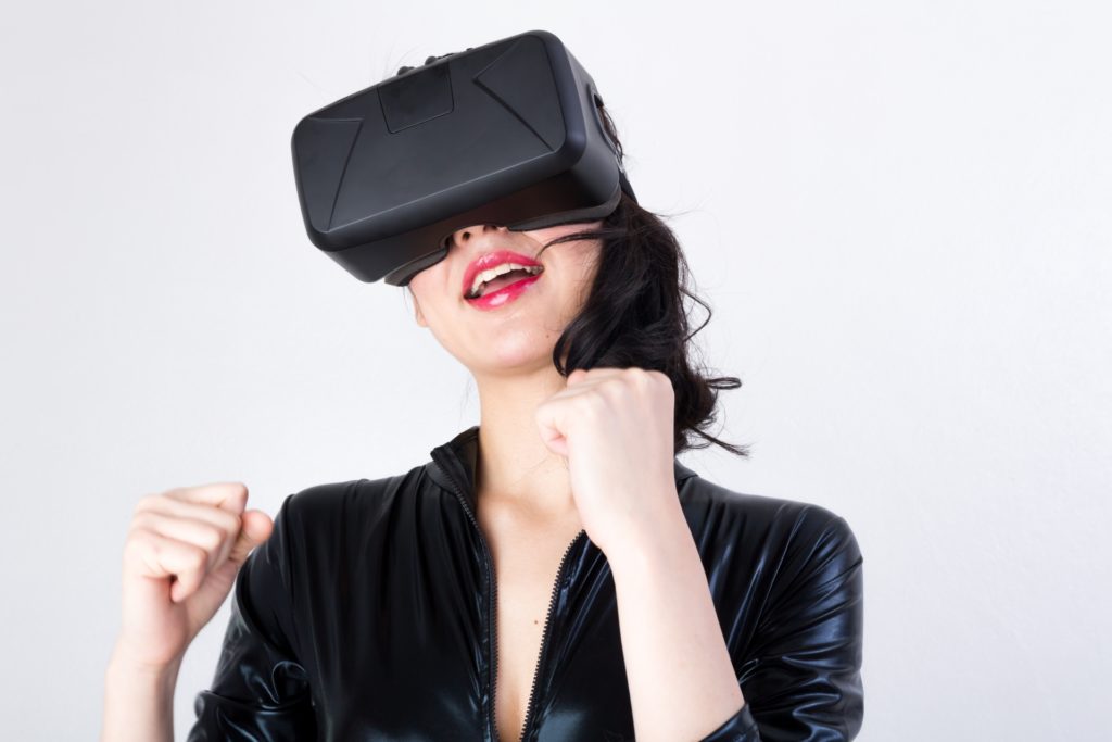 VRでプリンセスコネクトを楽しもうとしている女性