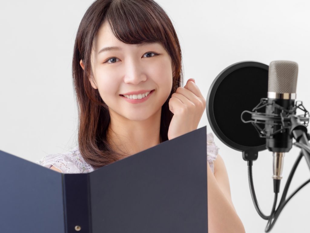 小説の推敲で音読をして自分の声をレコーディングしている女性